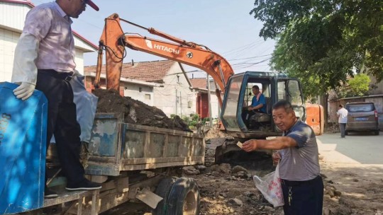山東陽信縣流坡塢鎮(zhèn)二陳新村5位村民義務(wù)修街道