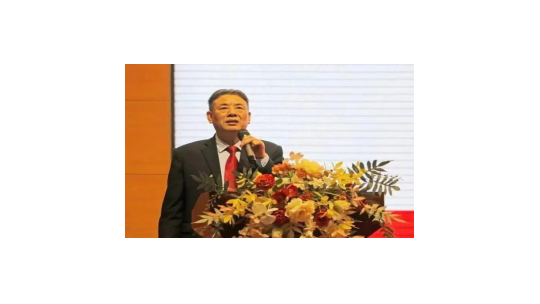 柴時(shí)鐘：校長(zhǎng)教育思想對(duì)學(xué)校的發(fā)展至關(guān)重要