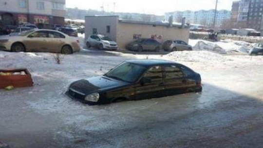 車主將車隨意停放一宿，第2天車就變成這樣？保險公司都不予賠償