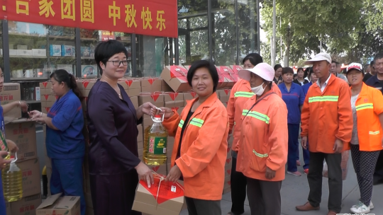 安陽(yáng)民建會(huì)員喬美玲中秋佳節(jié)向環(huán)衛(wèi)工人送愛(ài)心