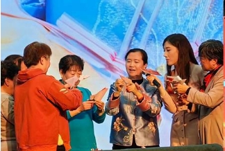 葉建華｜相伴詩書追雅韻 悠然踐夢逐安康 