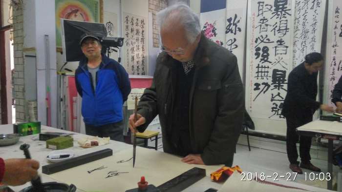 安陽市文聯(lián)主席、書協(xié)主席李建學(xué)、代表書協(xié)親切慰問老藝術(shù)家