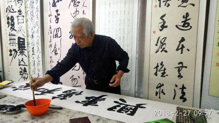 安陽市文聯(lián)主席、書協(xié)主席李建學(xué)、代表書協(xié)親切慰問老藝術(shù)家