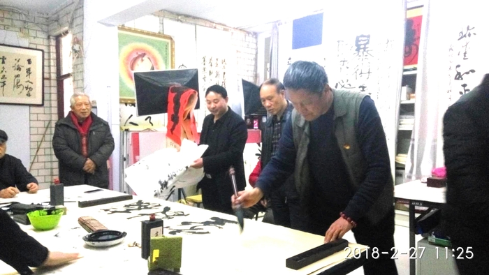 安陽市文聯(lián)主席、書協(xié)主席李建學(xué)、代表書協(xié)親切慰問老藝術(shù)家