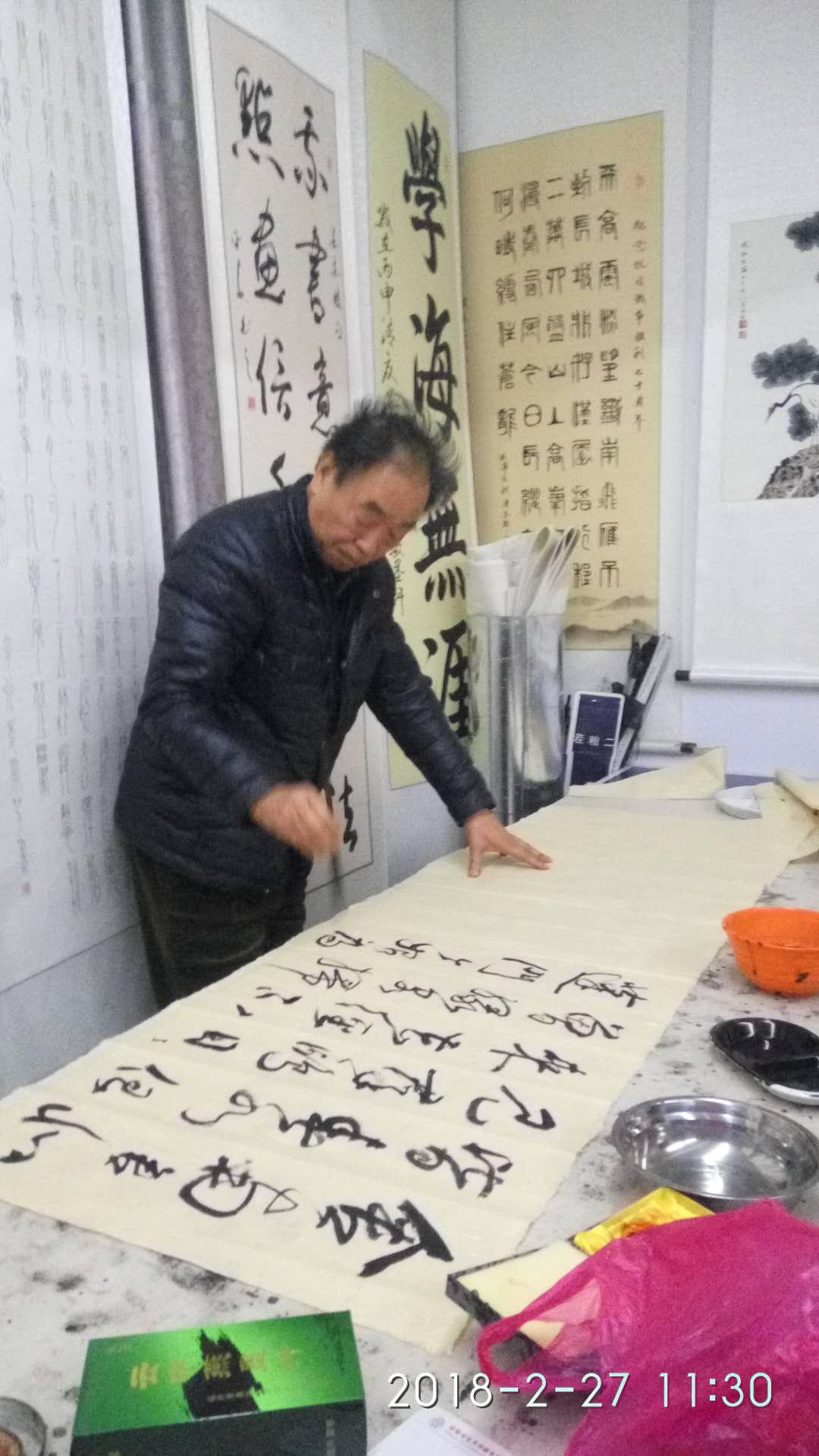 安陽市文聯(lián)主席、書協(xié)主席李建學(xué)、代表書協(xié)親切慰問老藝術(shù)家