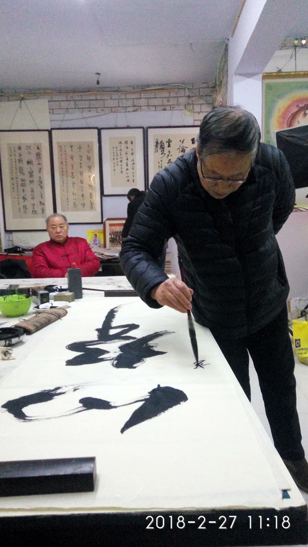 安陽市文聯(lián)主席、書協(xié)主席李建學(xué)、代表書協(xié)親切慰問老藝術(shù)家