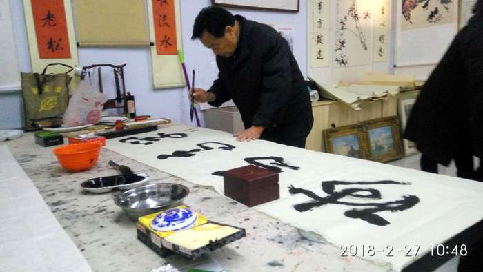 安陽市文聯(lián)主席、書協(xié)主席李建學(xué)、代表書協(xié)親切慰問老藝術(shù)家