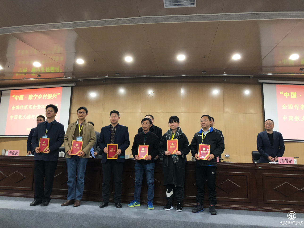 “中國·睢寧鄉(xiāng)村振興”全國作家筆會(huì)暨2018年度中國散文排行榜頒獎(jiǎng)會(huì)召開