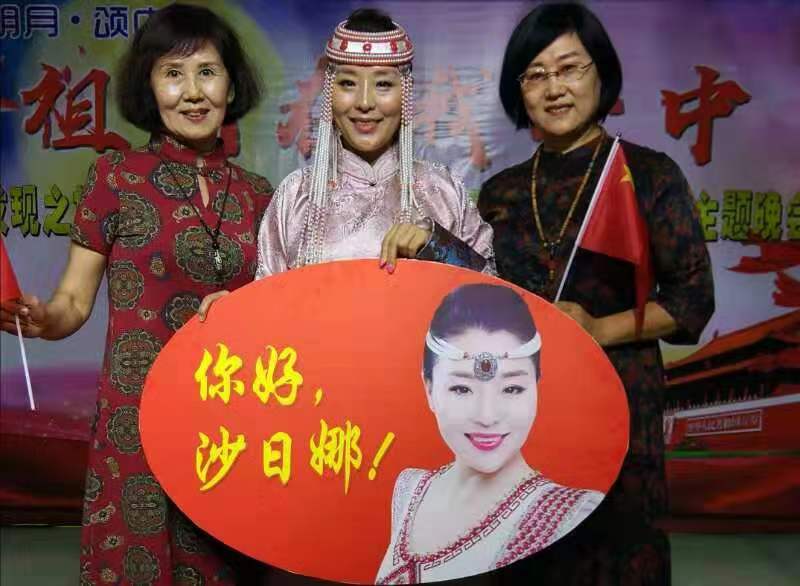 京視網(wǎng)手機(jī)臺《發(fā)現(xiàn)之旅》頻道“祖國在我心中”主題晚會在涿州舉辦，全場高歌“我和我的祖國”引爆中秋之夜