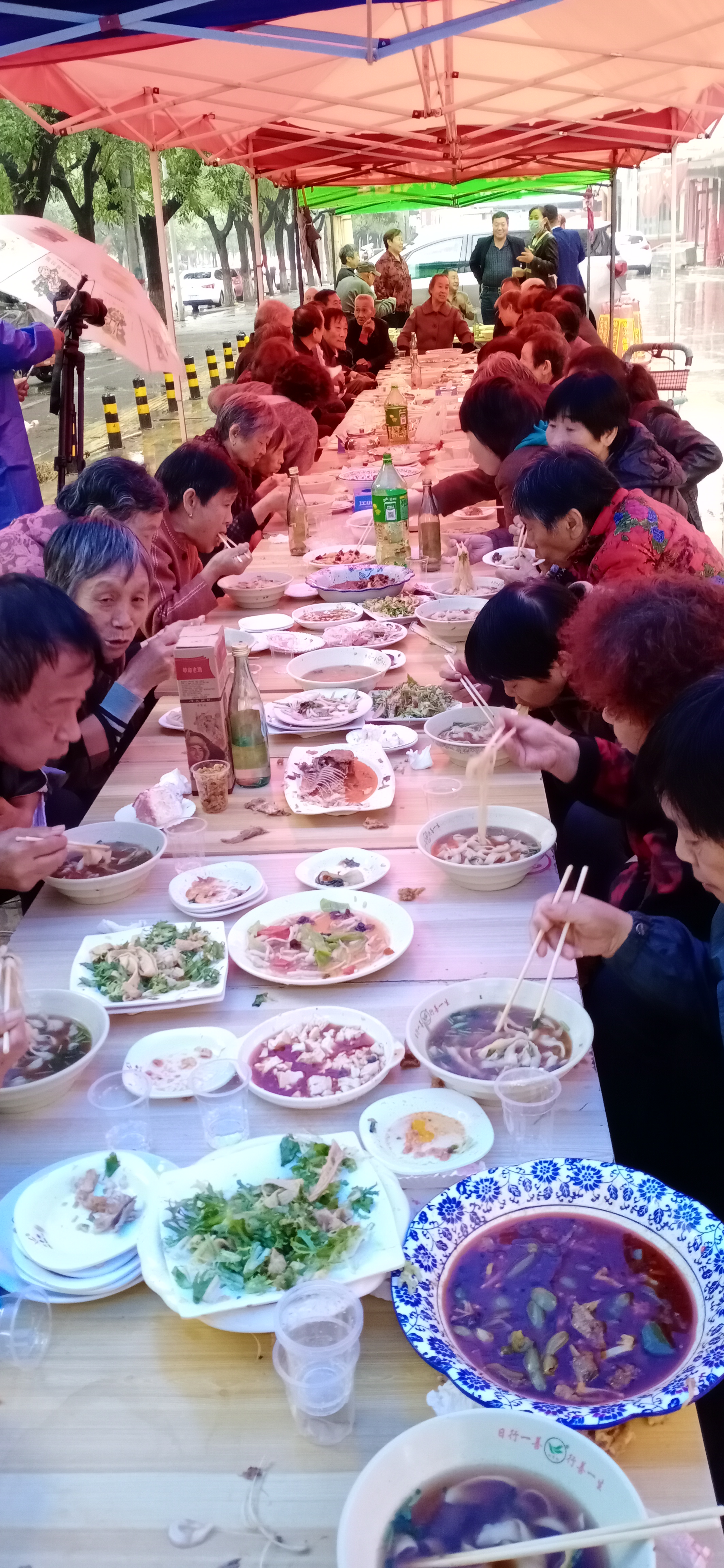 百余老人享用“愛(ài)心午餐”