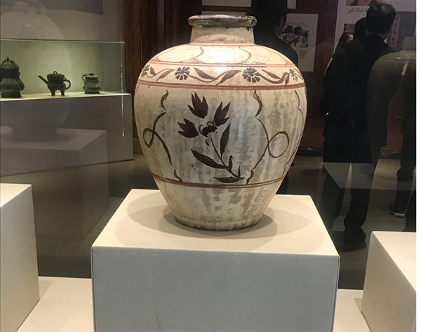 媒企“牽手”共慶第二十個中國記者節(jié) ——記者采風(fēng)團(tuán)走進(jìn)邯鄲市肥鄉(xiāng)區(qū)叢臺酒苑