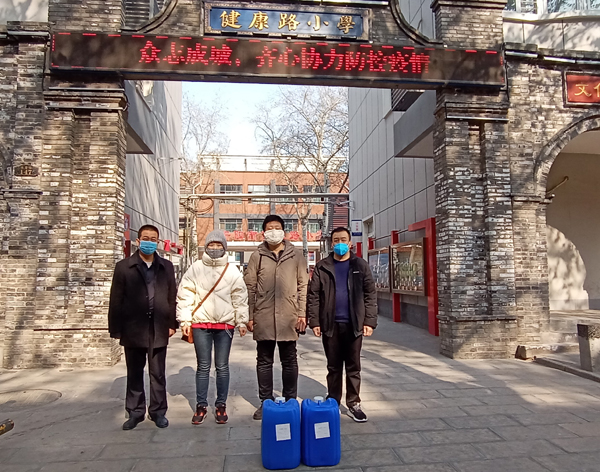 安陽愛心企業(yè)家董國賓再次捐贈消毒液獻愛心