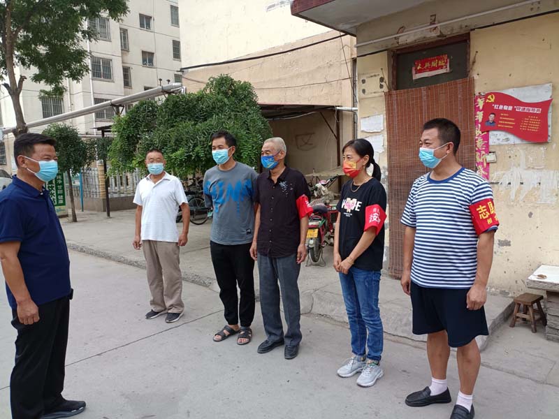 安陽璽景園志愿者逆行而上 服務(wù)小區(qū)疫情防控