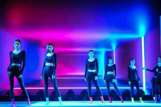 內蒙古藝術學院設計學院成功舉辦2023屆畢業(yè)生服裝設計作品展演活動