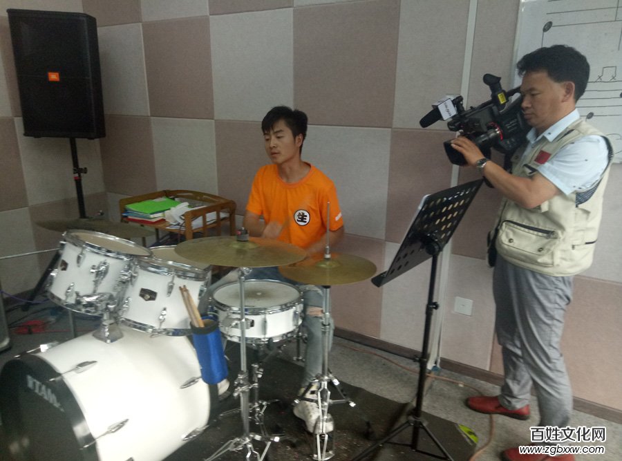 用吉它詮釋夢(mèng)想，讓藝術(shù)修復(fù)心靈