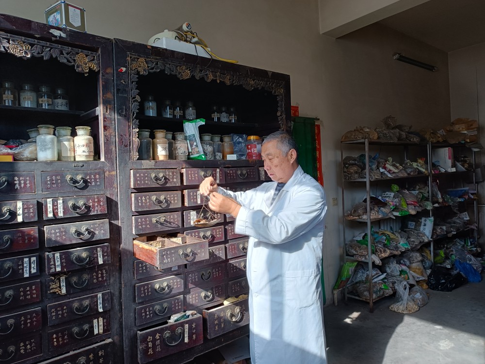 行醫(yī)五十載 汗水寫春秋