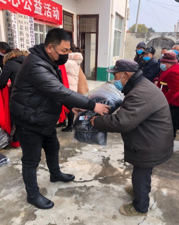 正念正心宗教學研究院執(zhí)行院長張磊為家鄉(xiāng)孤寡老人捐贈衣物生活物品 正念正心宗教學研究院執(zhí)行院長張磊為家鄉(xiāng)孤寡老人捐贈衣物生活物品