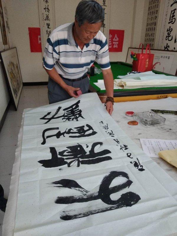 安陽市洹上名門書畫院舉行“慶國慶.迎中秋”活動(dòng)