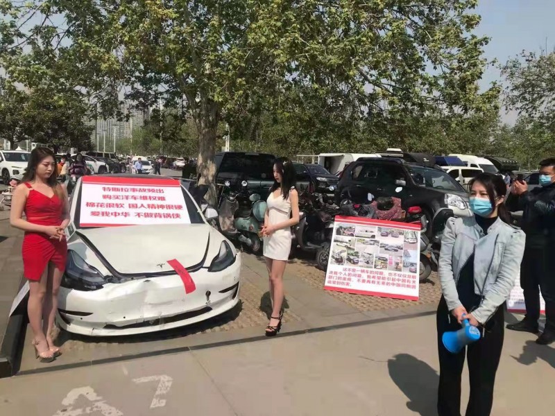 安陽特斯拉車頂維權(quán)女孩質(zhì)疑剎車失靈 鄭州車展現(xiàn)場展示事故車維權(quán)